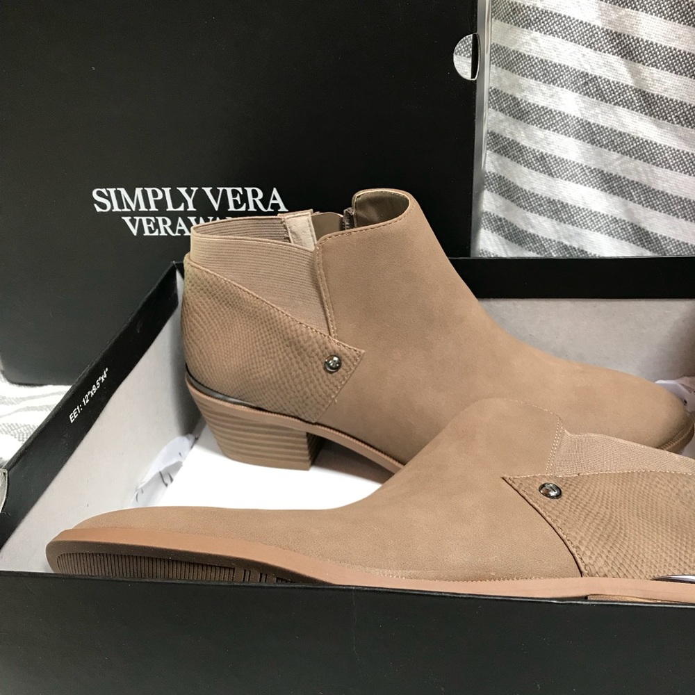 New in box Vera Wang ankle boots Women’s size 8